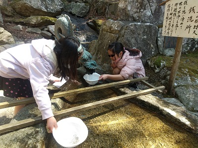 金華山パワースポット　『銭洗場』　娘二人もお小遣いを洗いました