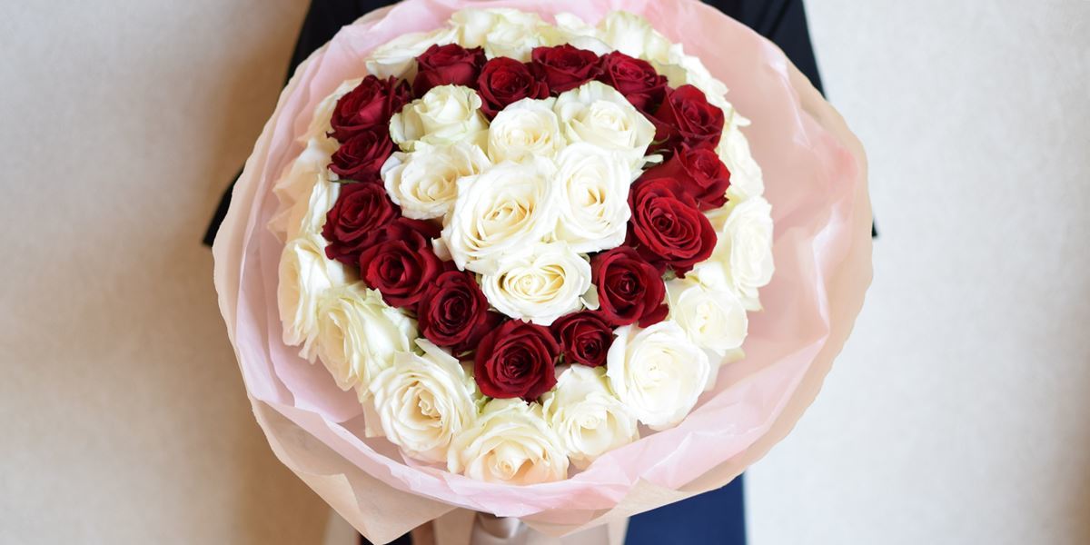プロポーズ花束、バラでつくるハート型1対2