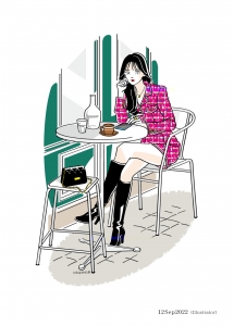デジタルイラスト。ピンクのツイードのミニスカートのシャネル風セットアップにシースルーバングのロングヘアという、韓国での流行のスタイルをした女の子がロングブーツを履き、カフェのテラス席に座って頬杖をついたポーズを取っている。空いた椅子にはシャネル風のキルティングのショルダーバッグが置いてある