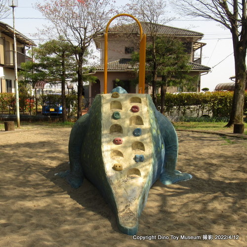 埼玉県鴻巣市　ひばり野あじさい公園の不思議な恐竜すべり台