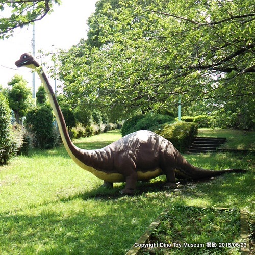 田中第五公園（埼玉県松伏町）田中第五公園の恐竜像が増えている！　しかも日東商事のミニサイズのトリケラトプスじゃないですか！　なぜ？