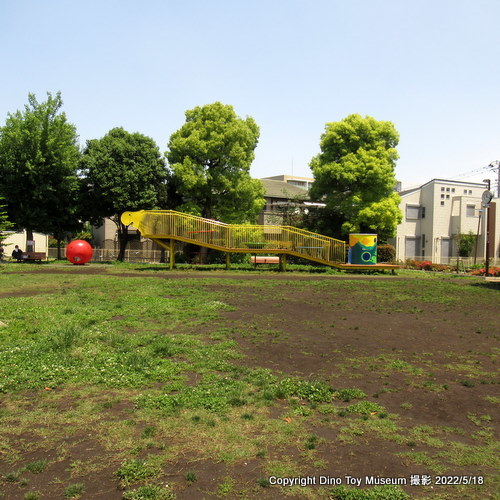 豊玉中いっちょうめ公園にある鍛鉄作家　田中謙太郎さん・鍛鉄atelier Ｋ-plus（タンテツアトリエ　ケープラス）さんが作ったプテラノドン