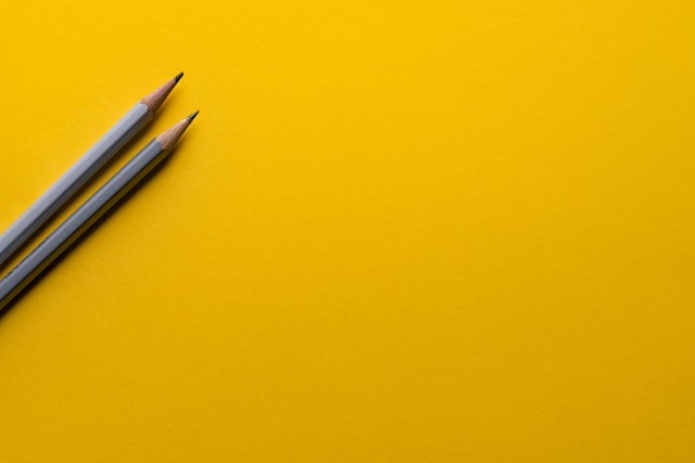 黄色背景と鉛筆