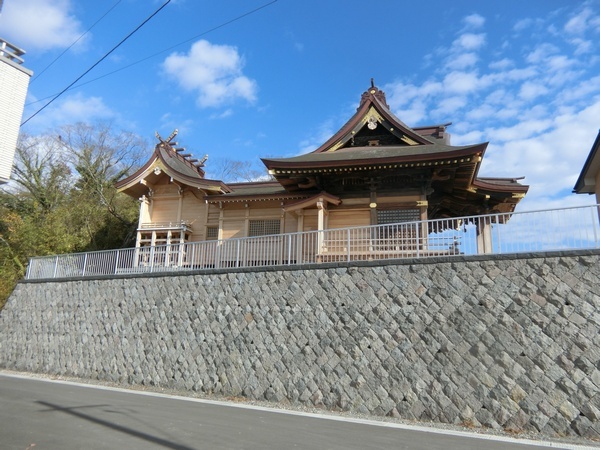 ６石垣の上の大科神社