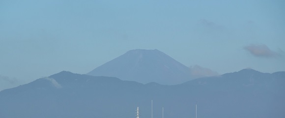 ８月上旬の鶴見川土手付近からの富士山