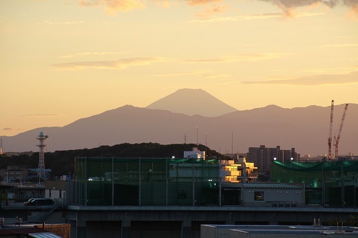 夏の夕焼けに染まる富士山１