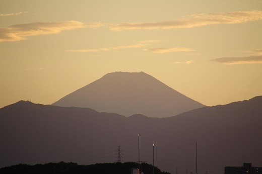 夏の夕焼けに染まる富士山２