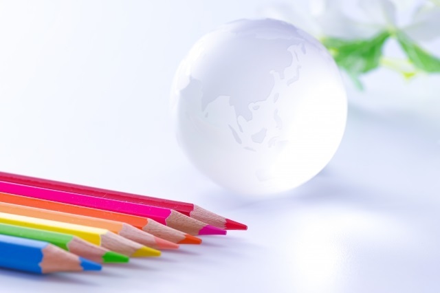 色鉛筆と透明な地球儀