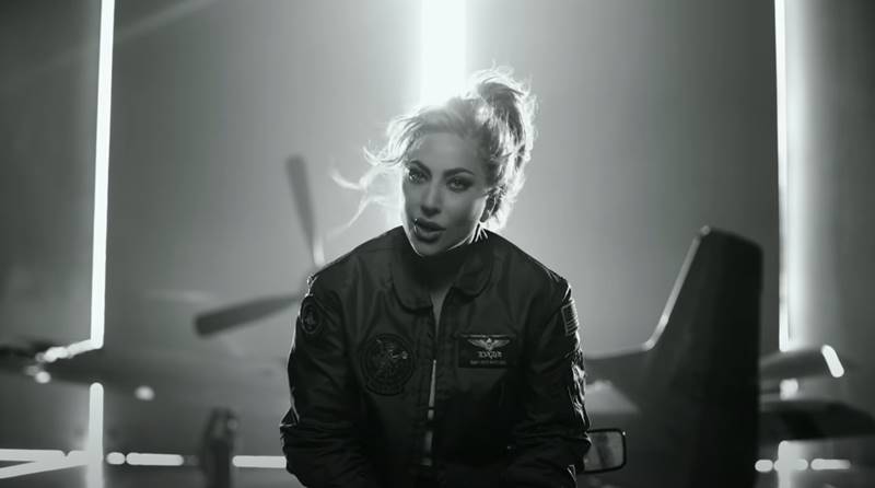 Lady Gaga Assista o Videoclipe Hold My Hand do Filme Top Gun