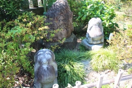 狸塚と石造りのタヌキたち０１