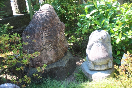 狸塚と石造りのタヌキたち０２