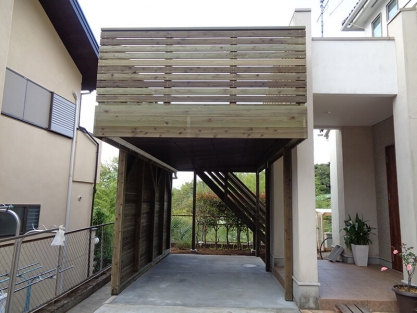 神奈川県　鎌倉市　／　木製階段で駐車場上ウッドデッキへ　